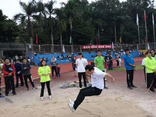 我院教师参加跳远比赛