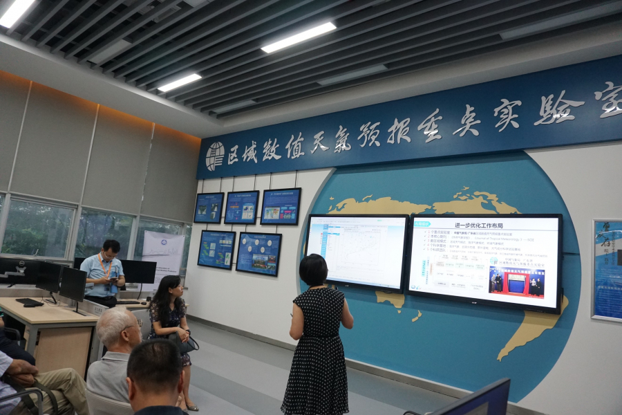 调研组参观广东省突发事件预警信息发布中心并听取相关介绍