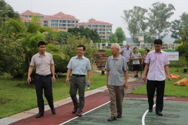 走访组参观云浮市气象局气象观测场