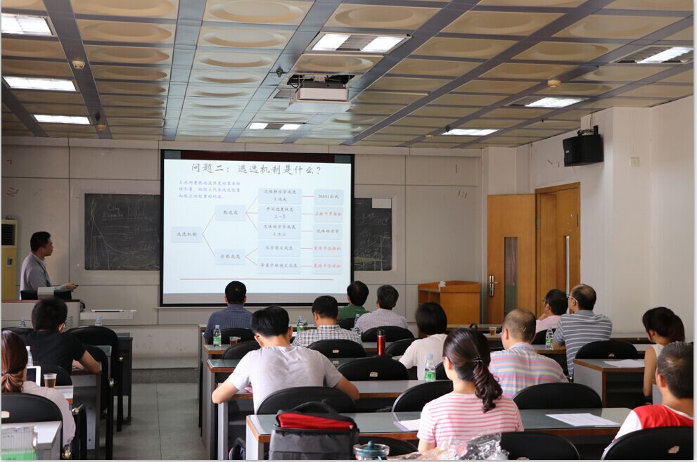 崔峻教授应邀为我院师生作专题学术报告