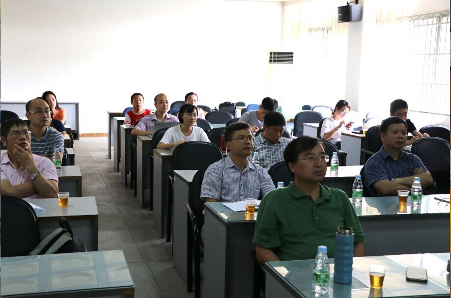 崔峻教授应邀为我院师生作专题学术报告