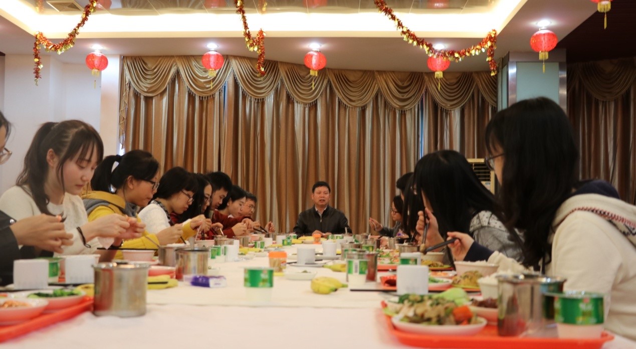 我院在东校园举行师生午餐会