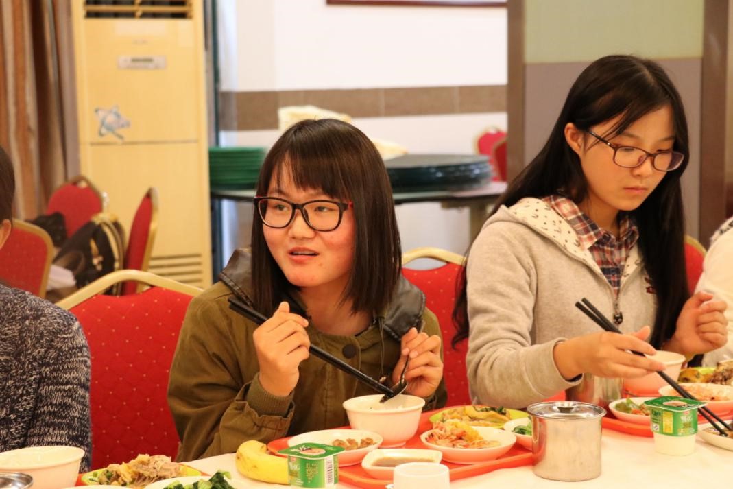 我院在东校园举行师生午餐会