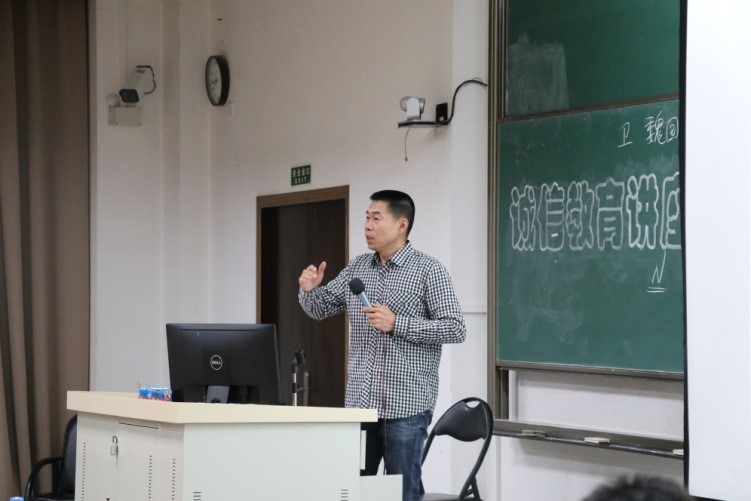 社会生活中的诚信与欺诈 ——我院举办东校园本科生诚信教育讲座