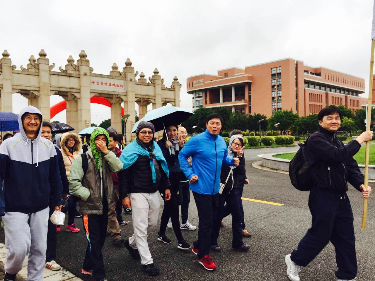 我院组织师生参加学校2016年环校长跑暨校庆体育节活动