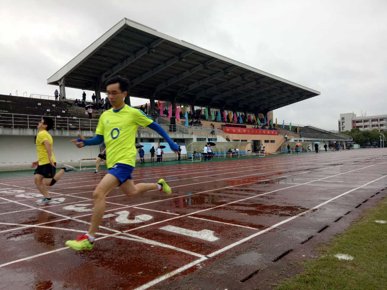 我院组织师生参加学校2016年环校长跑暨校庆体育节活动