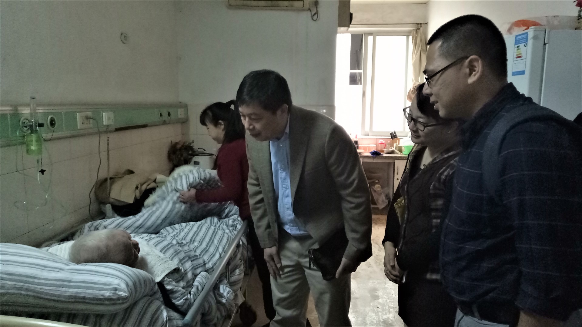 我院慰问部分离退休教师和在职教职工