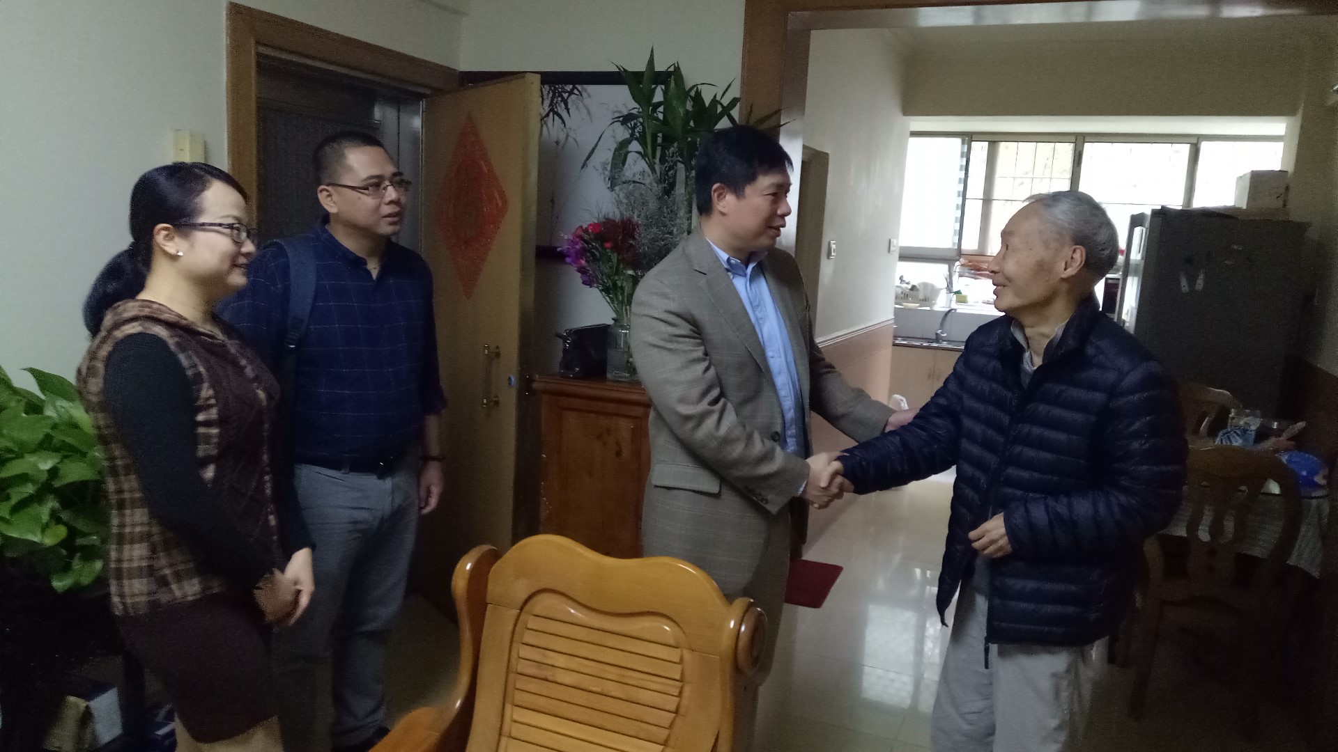 我院慰问部分离退休教师和在职教职工