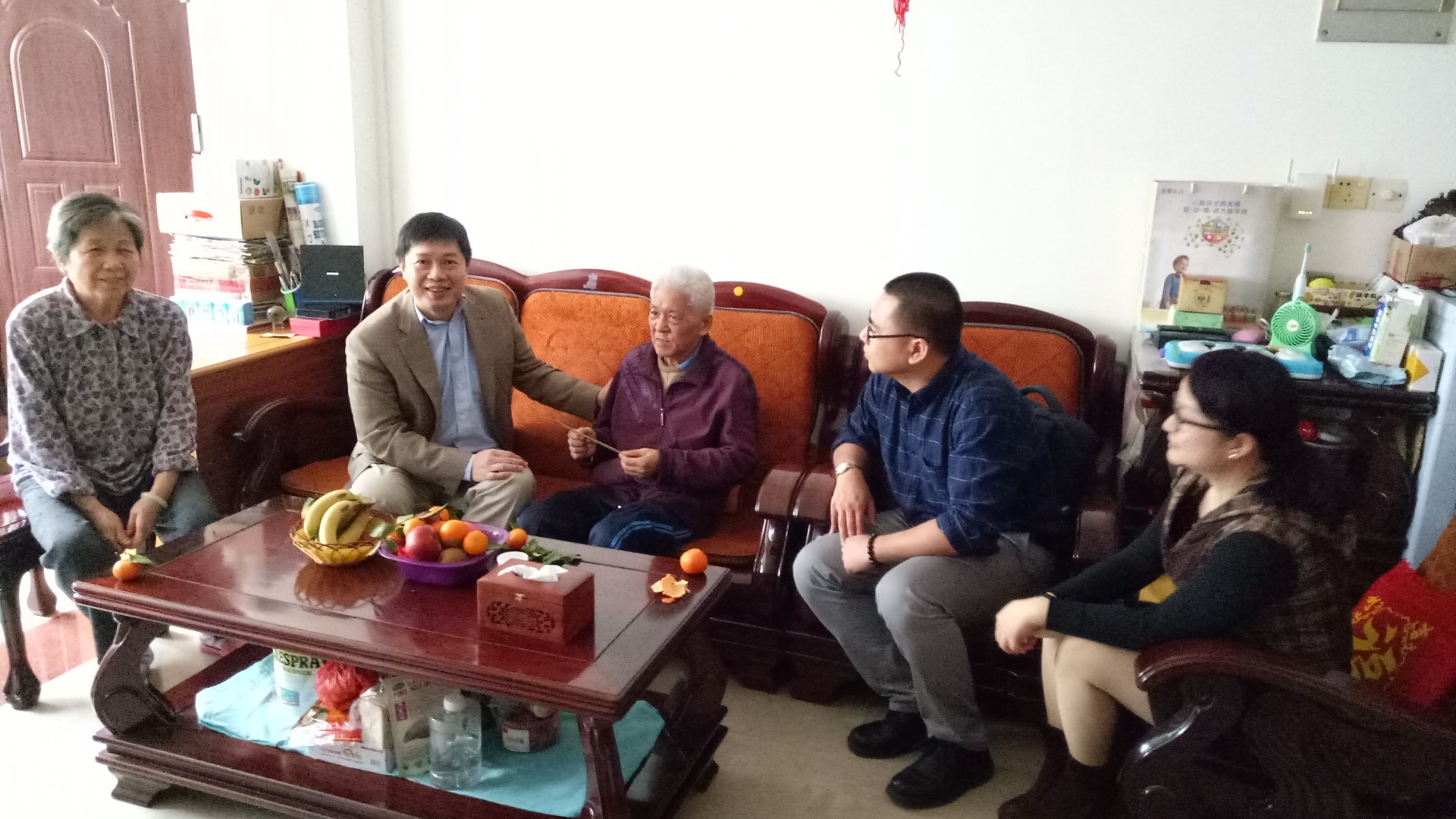 我院慰问部分离退休教师和在职教职工