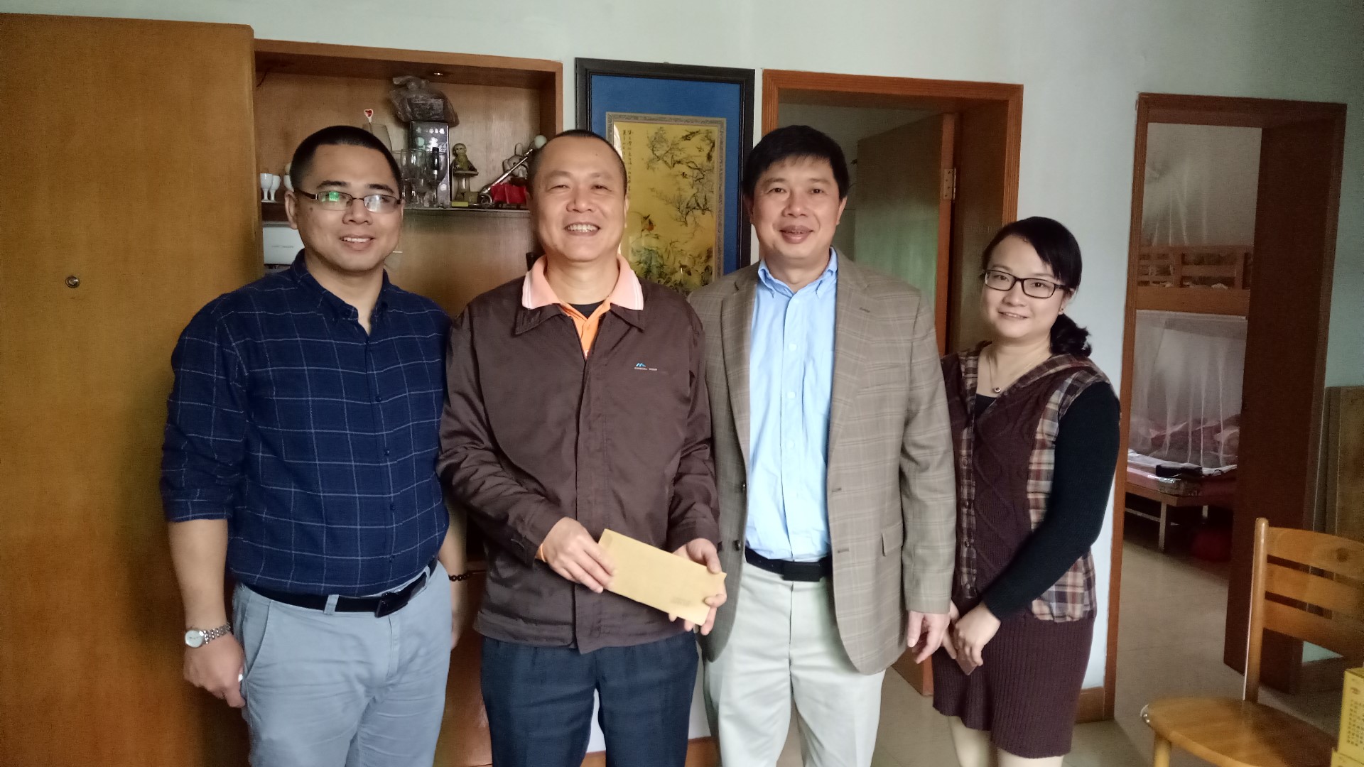 我院慰问部分离退休教师和在职教职工