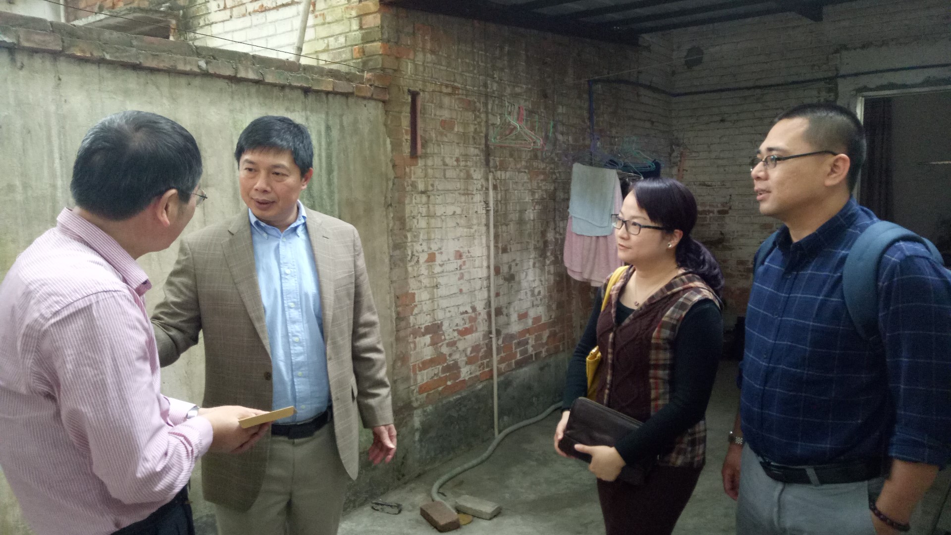 我院慰问部分离退休教师和在职教职工