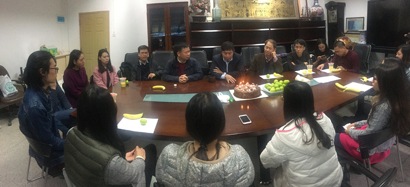 师生们在午餐会上交流