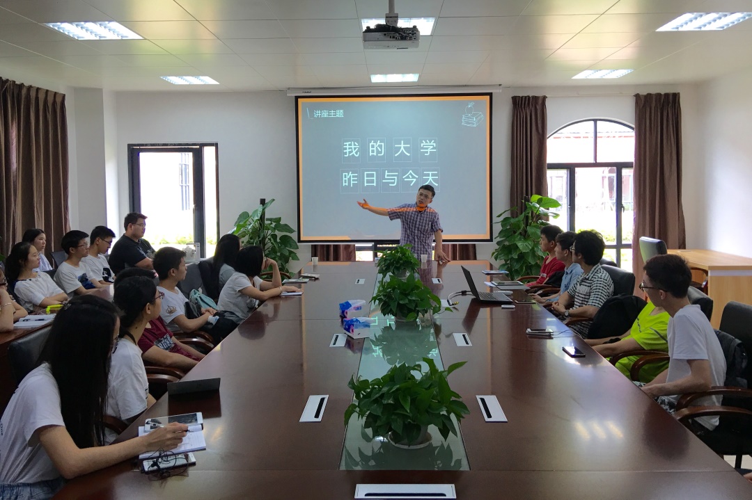 吕老师正为同学们介绍自己的大学生活