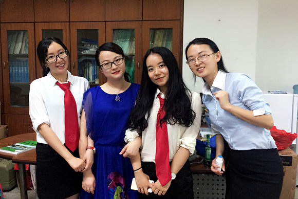 陈诗诗副书记（左二）与三位赴西藏支教的毕业生合影