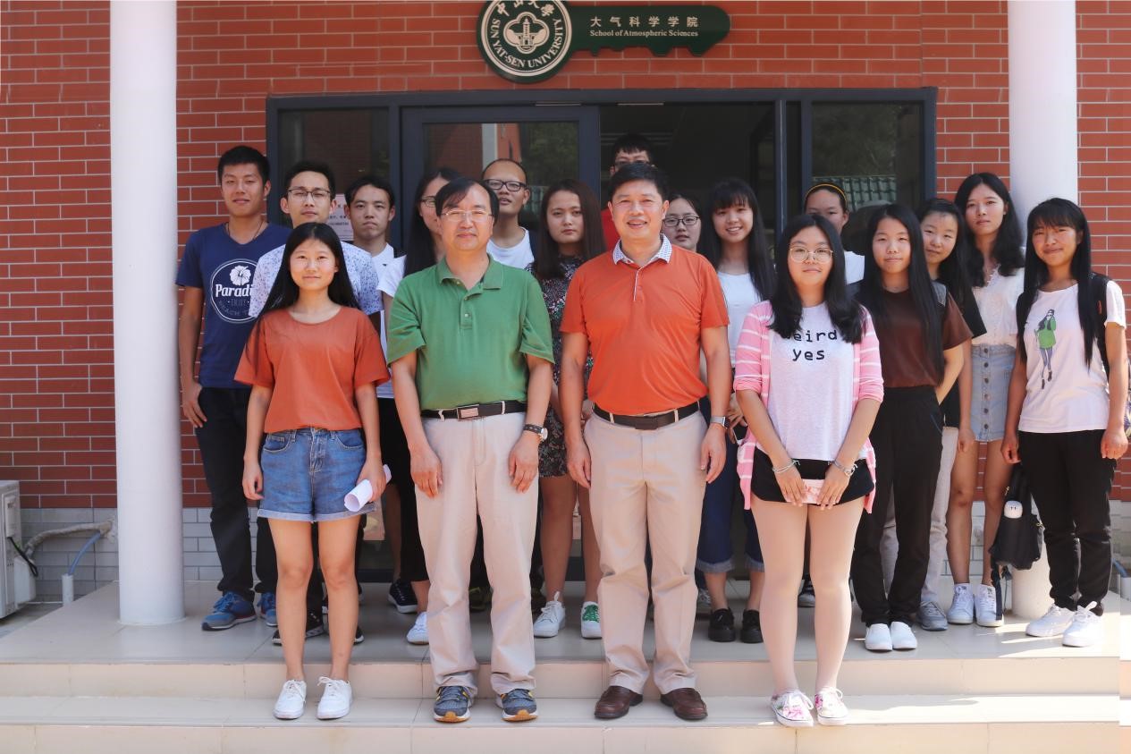 我院在珠海校区举办本学期第三次师生午餐会暨生日会