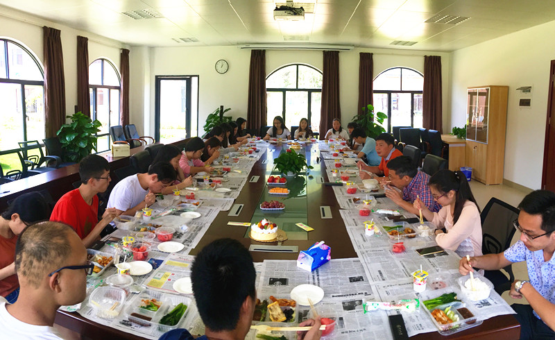 我院在珠海校区举办本学期第三次师生午餐会暨生日会