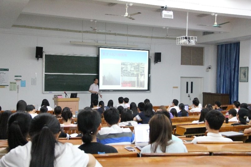 王立华大校为同学们讲述狼牙山五壮士的故事