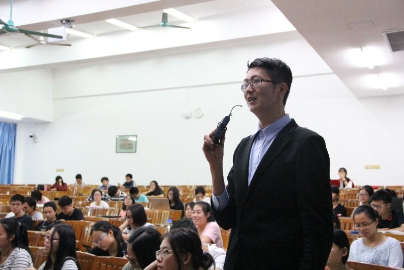 本科生向王立华大校提问