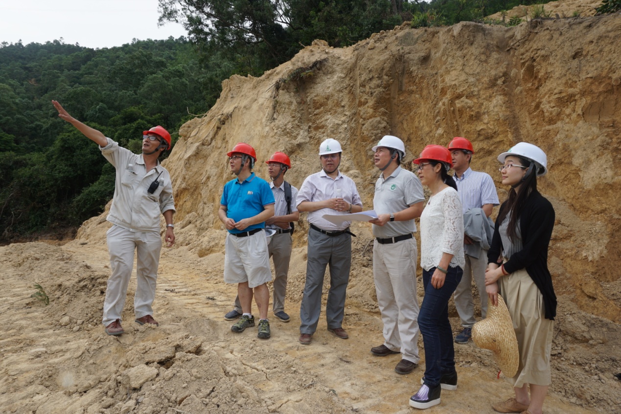万卫星院士莅临学院指导空间天气学科建设