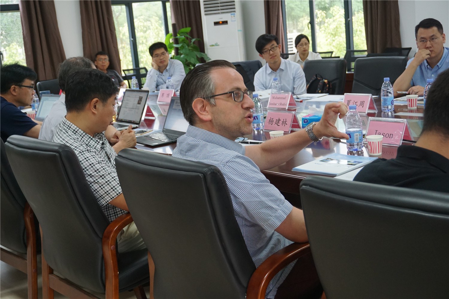 学院教师代表与报告人现场交流