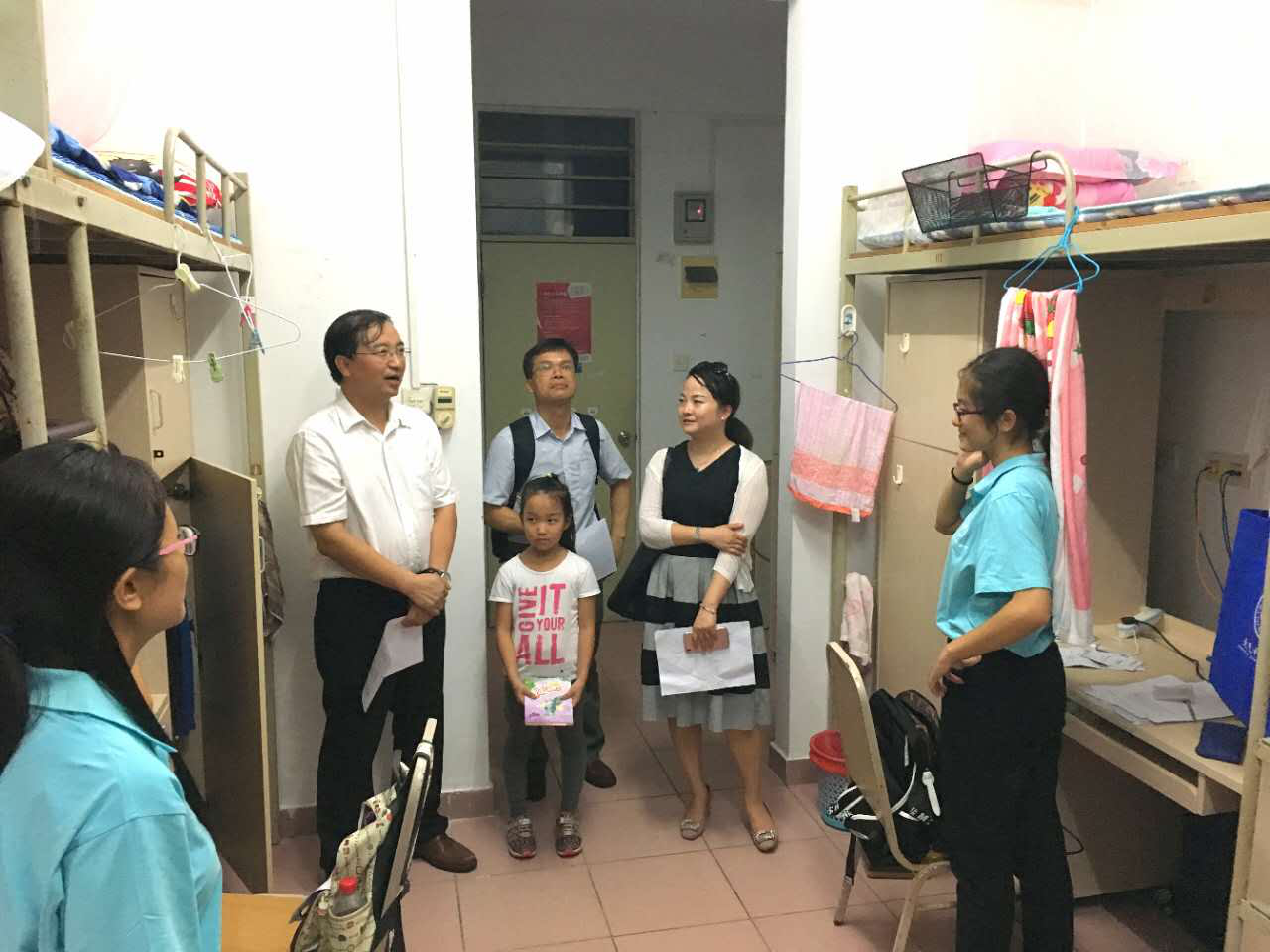 我院领导、老师走访2017级新生宿舍