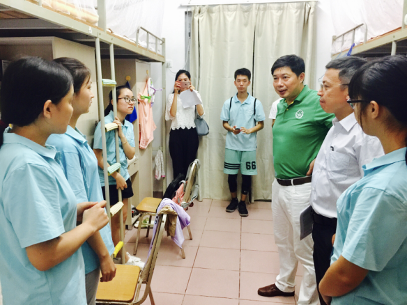 我院领导、老师走访2017级新生宿舍