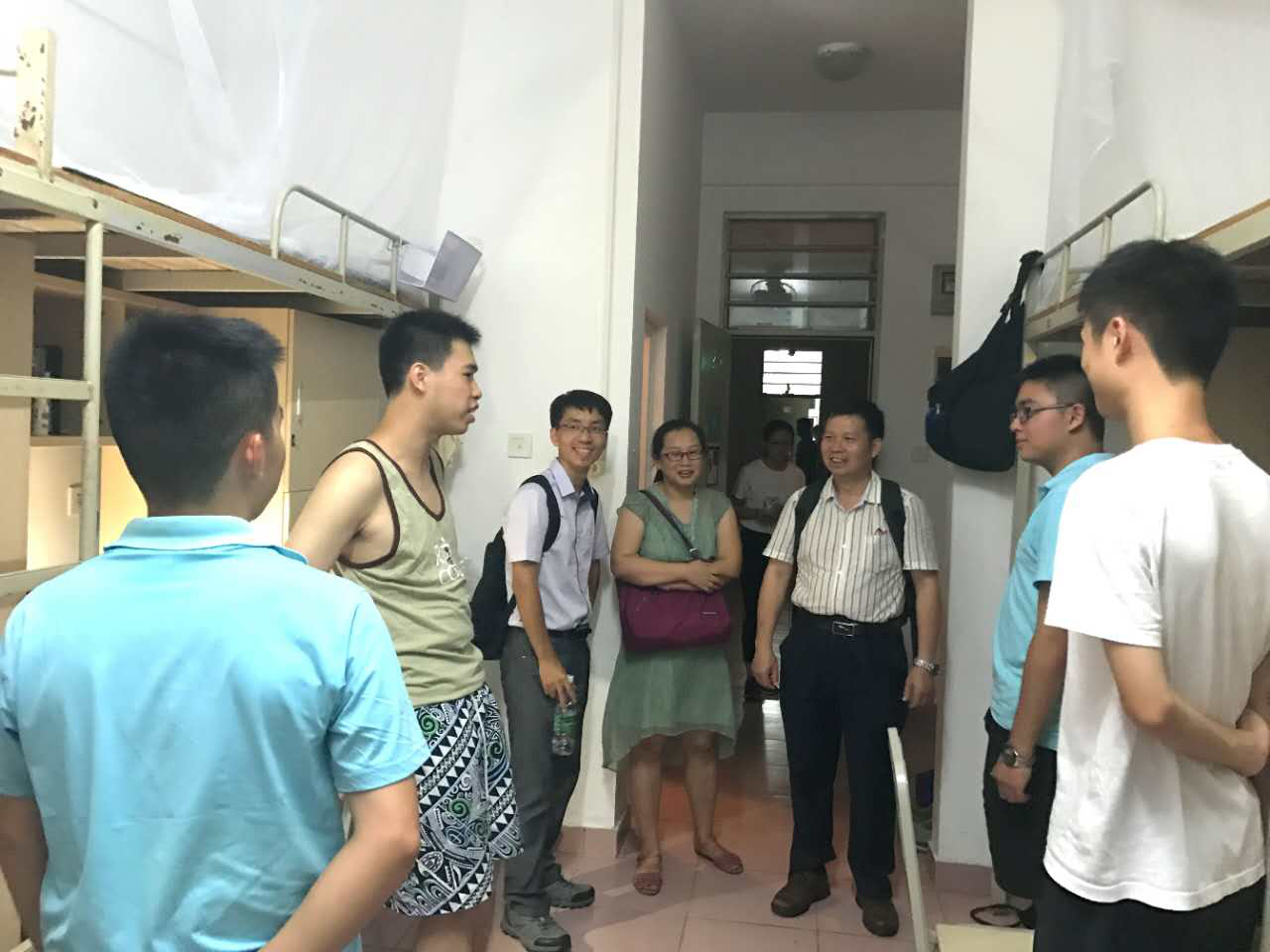 我院领导、老师走访2017级新生宿舍
