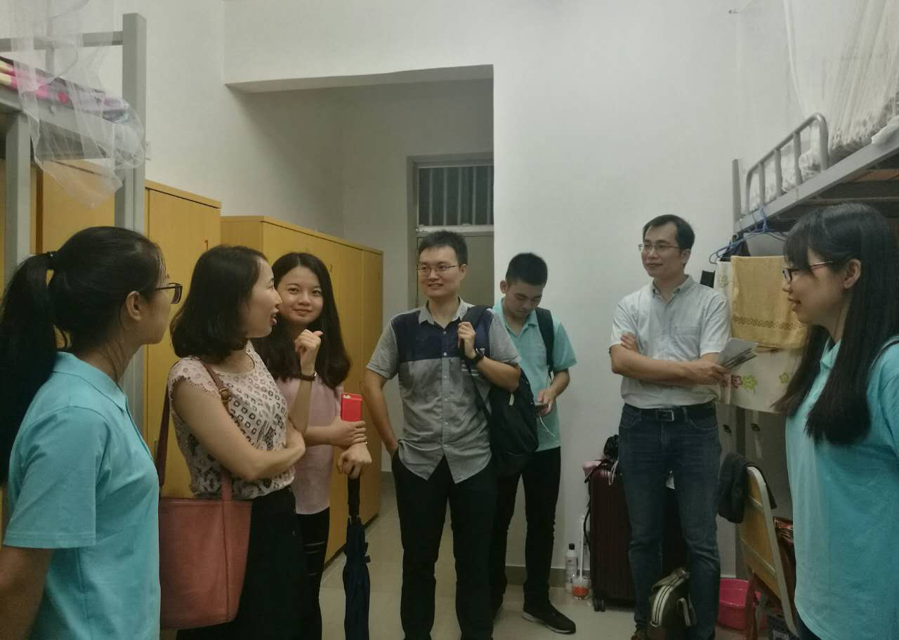 我院领导、老师走访2017级新生宿舍