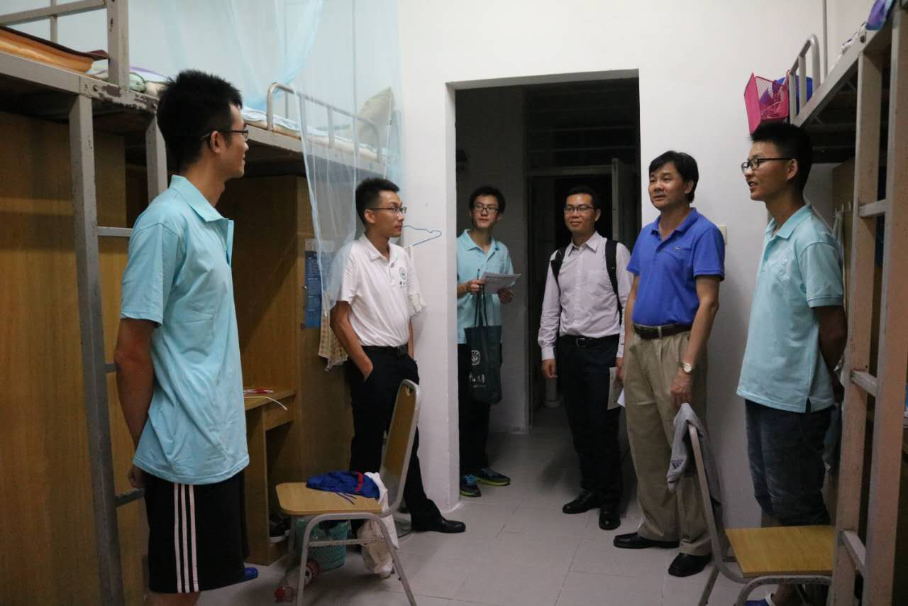 我院领导、老师走访2017级新生宿舍