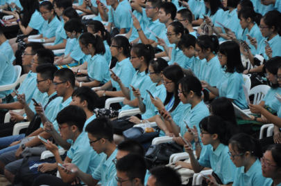 我院2017级新生在珠海校区参加学校开学典礼