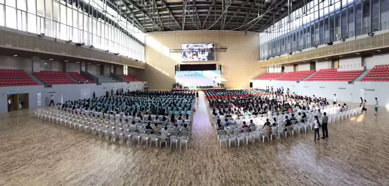 我院2017级新生在珠海校区参加学校开学典礼