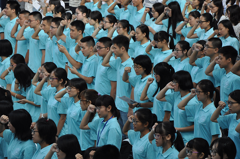 我院2017级新生在珠海校区参加学校开学典礼