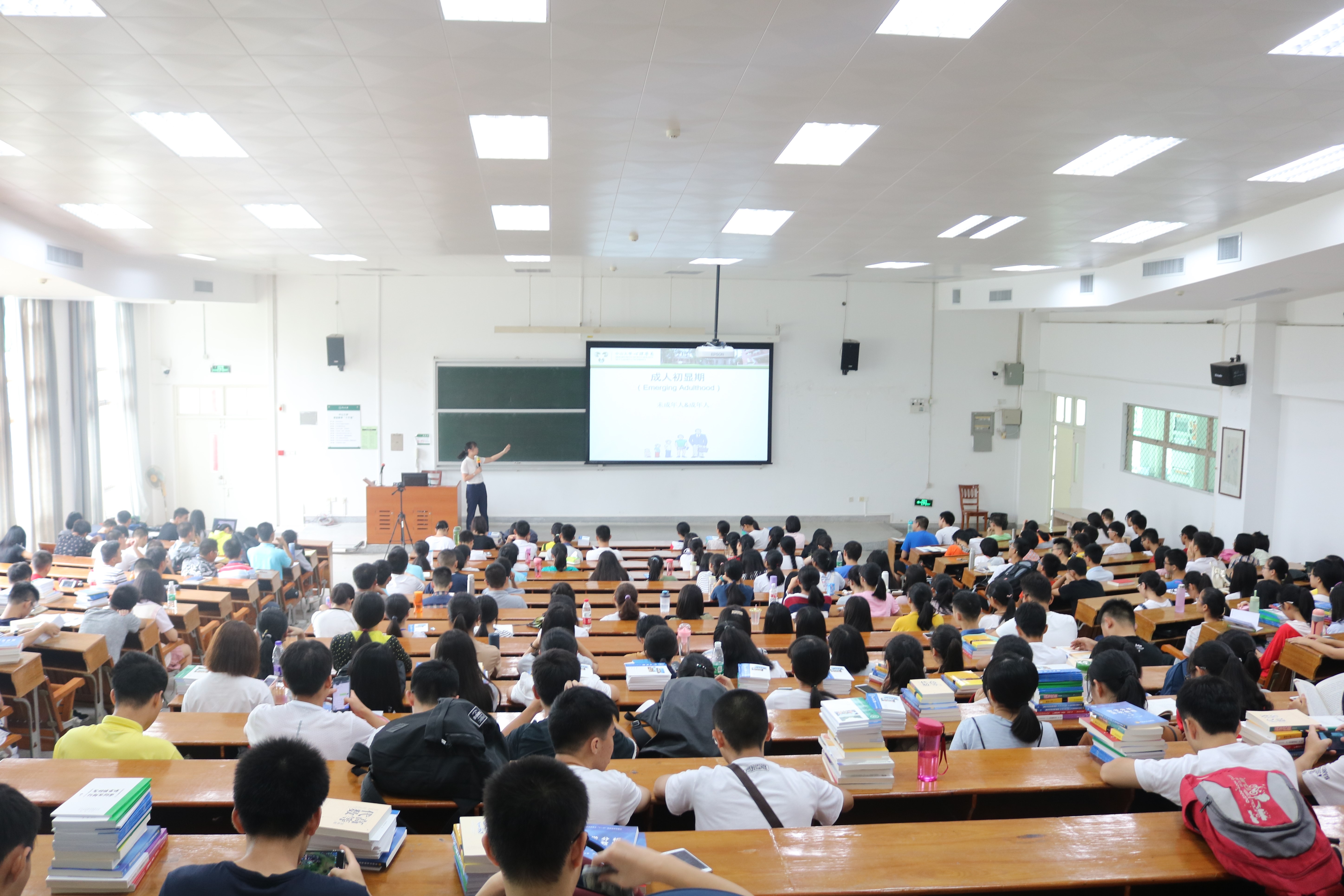 我院开展2017级新生“成人初显期心理调适”心理健康专题教育