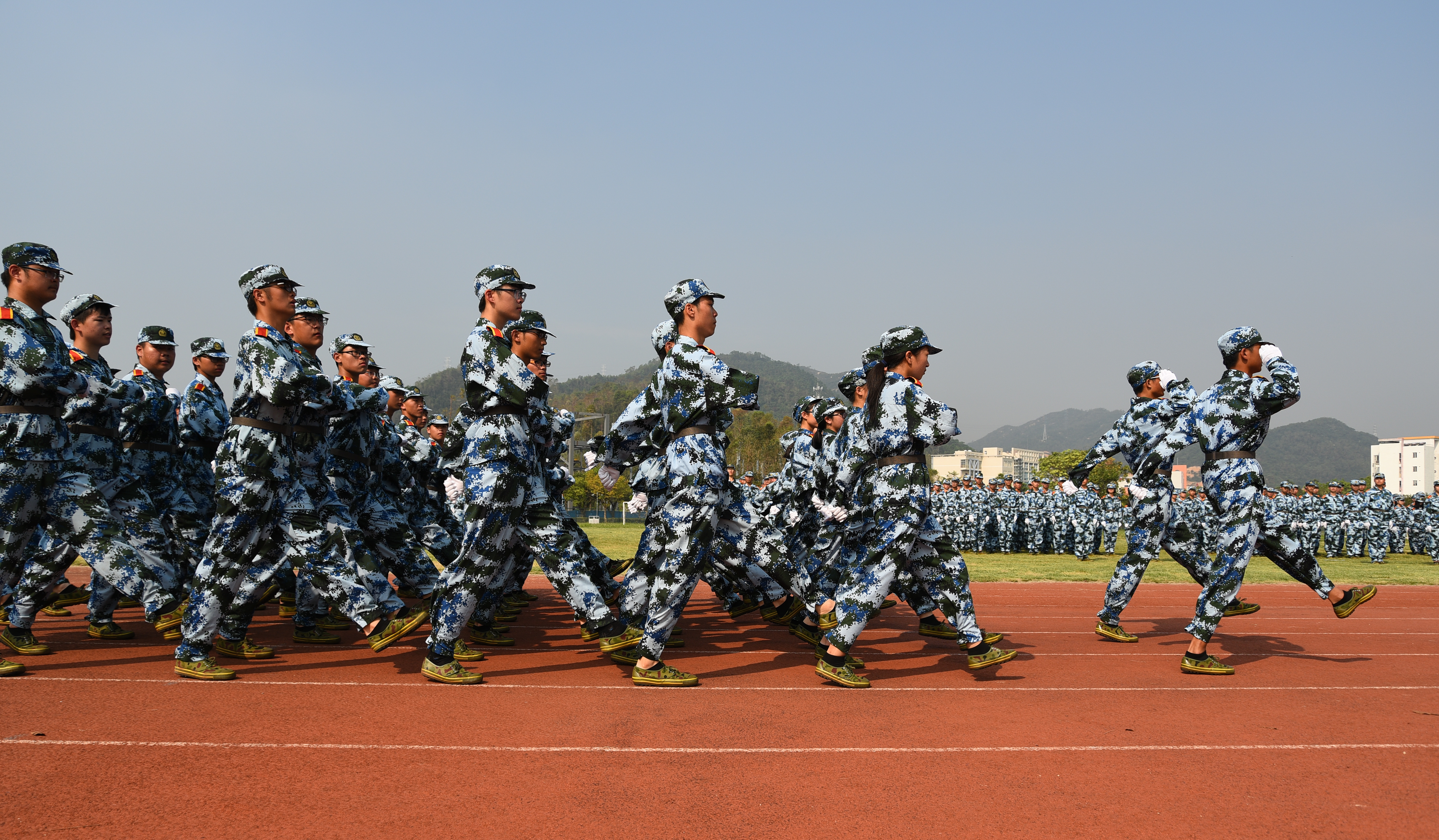 骄阳难阻军威展——记军训阅兵仪式暨总结大会