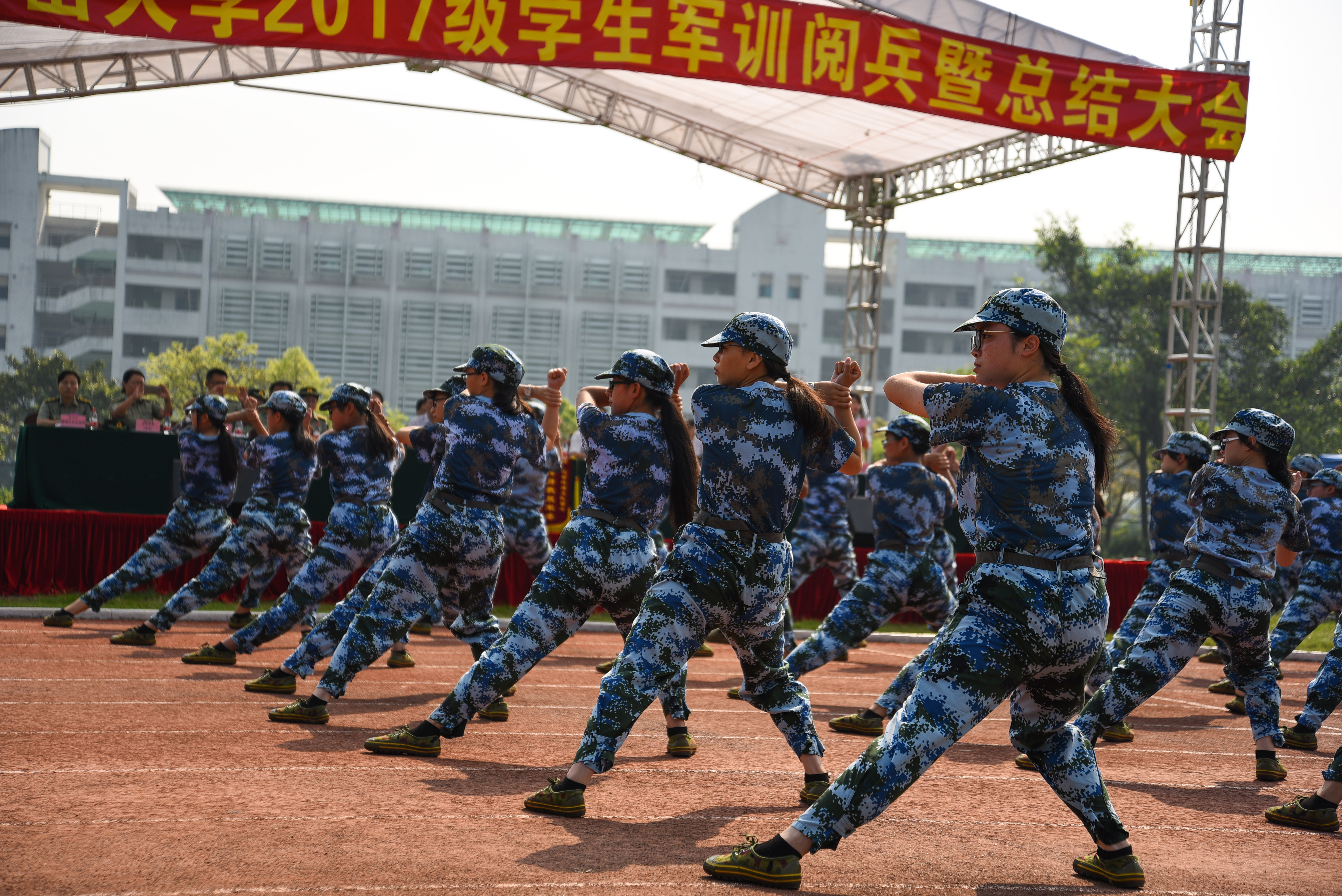骄阳难阻军威展——记军训阅兵仪式暨总结大会