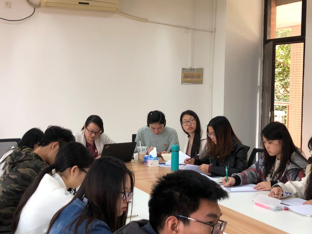 陈诗诗副书记为学生党支部讲授党章修正案解读学习专题党课