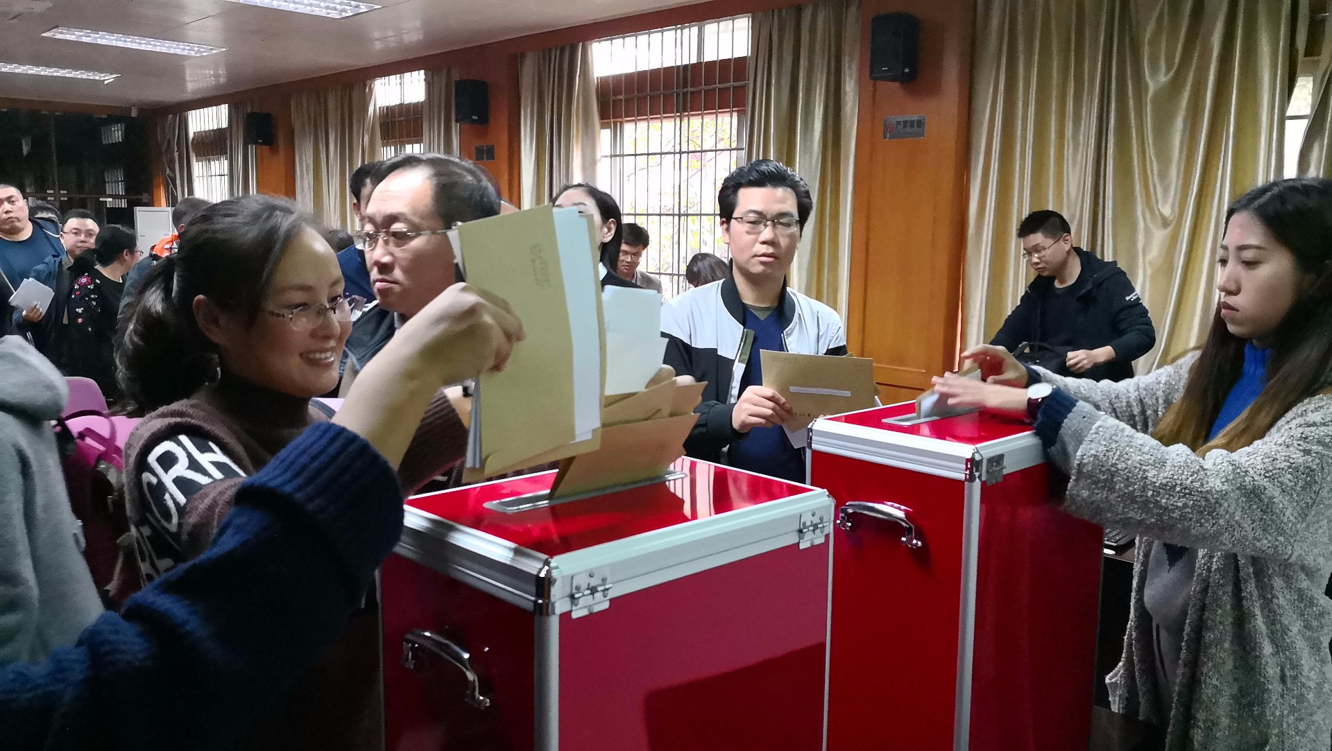 学院召开2017年全院教职工大会暨中层领导人员考核述职会