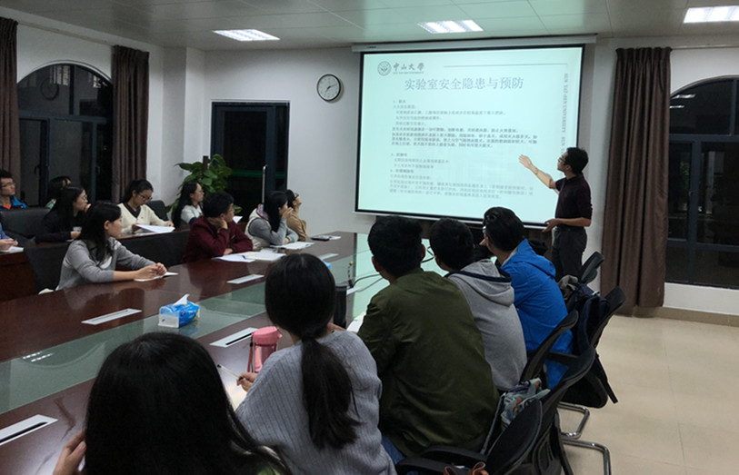 我院对本科生和研究生组织开展实验室安全教育及消防知识培训