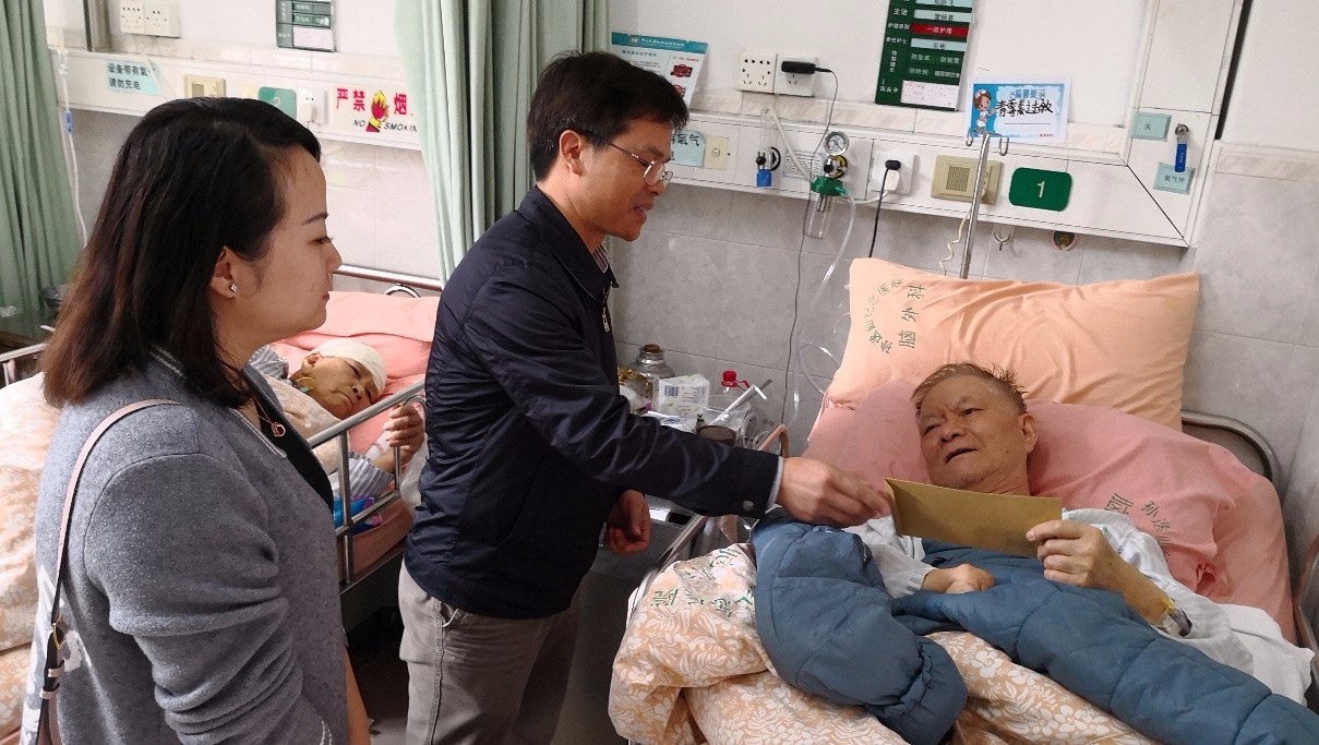 学院开展春节前离退休教职工慰问活动