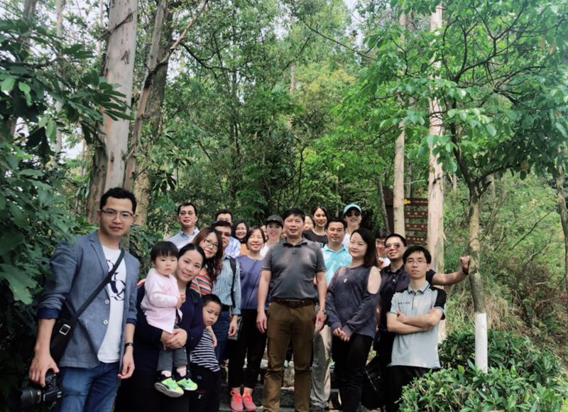 图为太阳成集团tyc9728教职工在黄山鲁国家森林公园合影留念