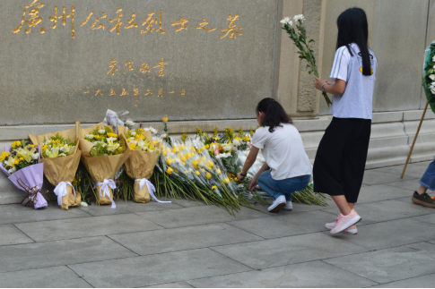 时代变幻，精神永存——我院2015级应用气象班祭拜烈士陵园