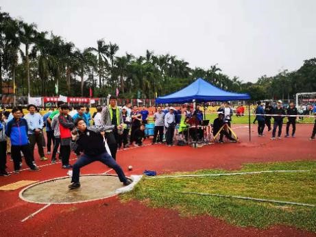 我院教师参加实心球比赛