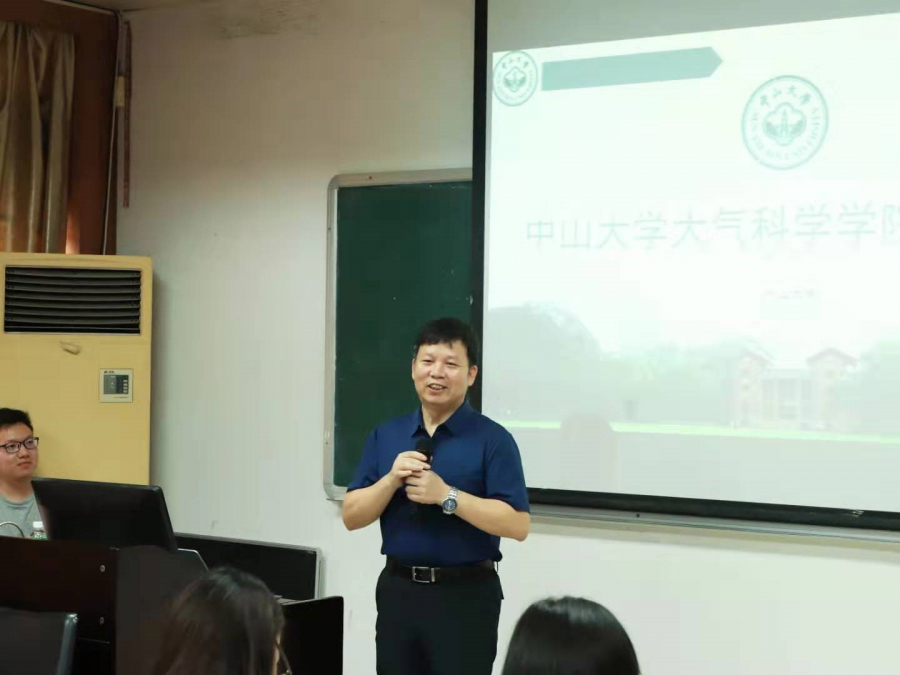 黎伟标副院长介绍学院发展情况