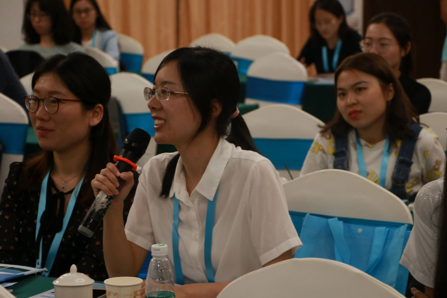 青年学者就关切的问题进行提问交流