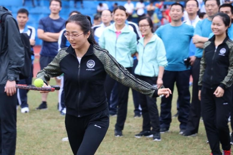 我院教师参加托球比赛