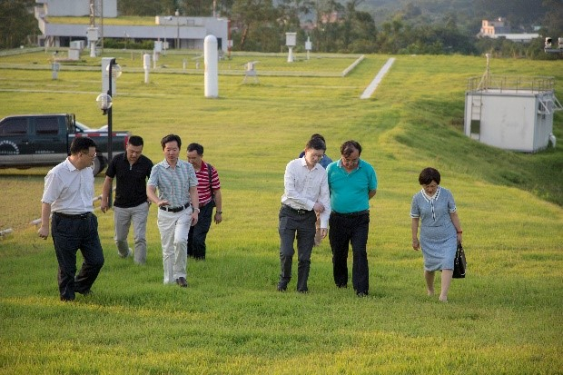 与会领导考察增城国家基准气候站、开放实验站增城基地，参观我院环境气象综合观测车