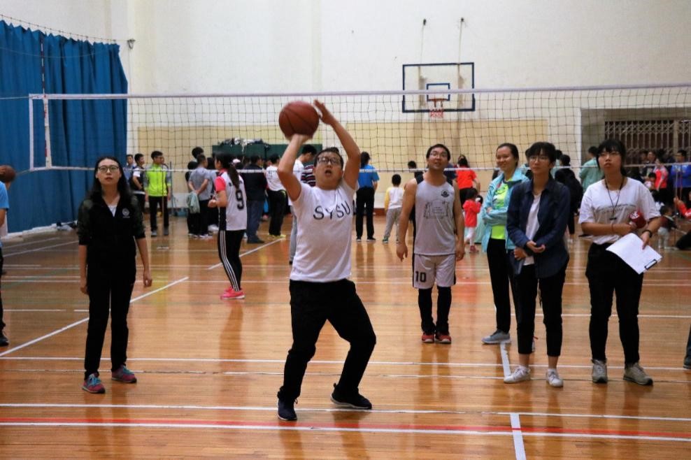 我院教师参加混合投篮比赛