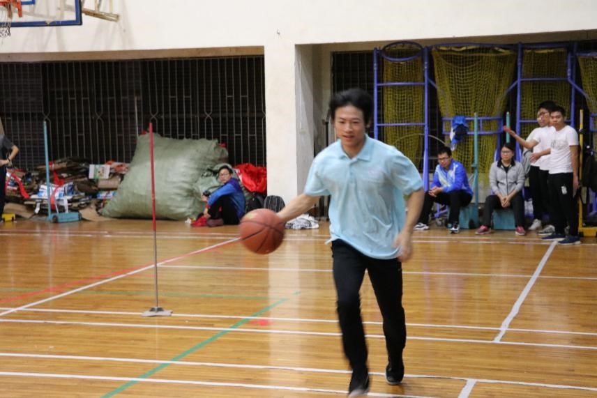 我院教师参加运球接力比赛