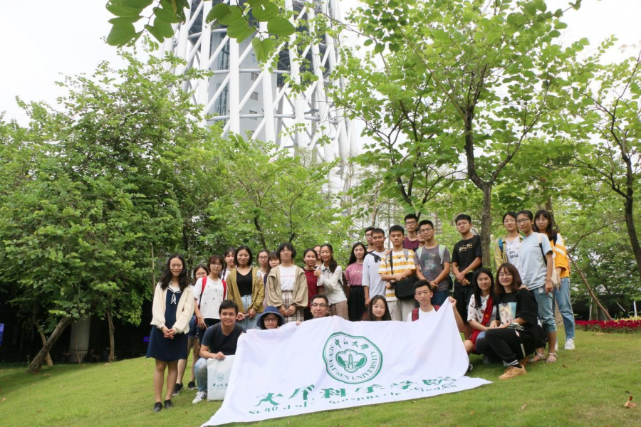 我院师生在广州塔合照