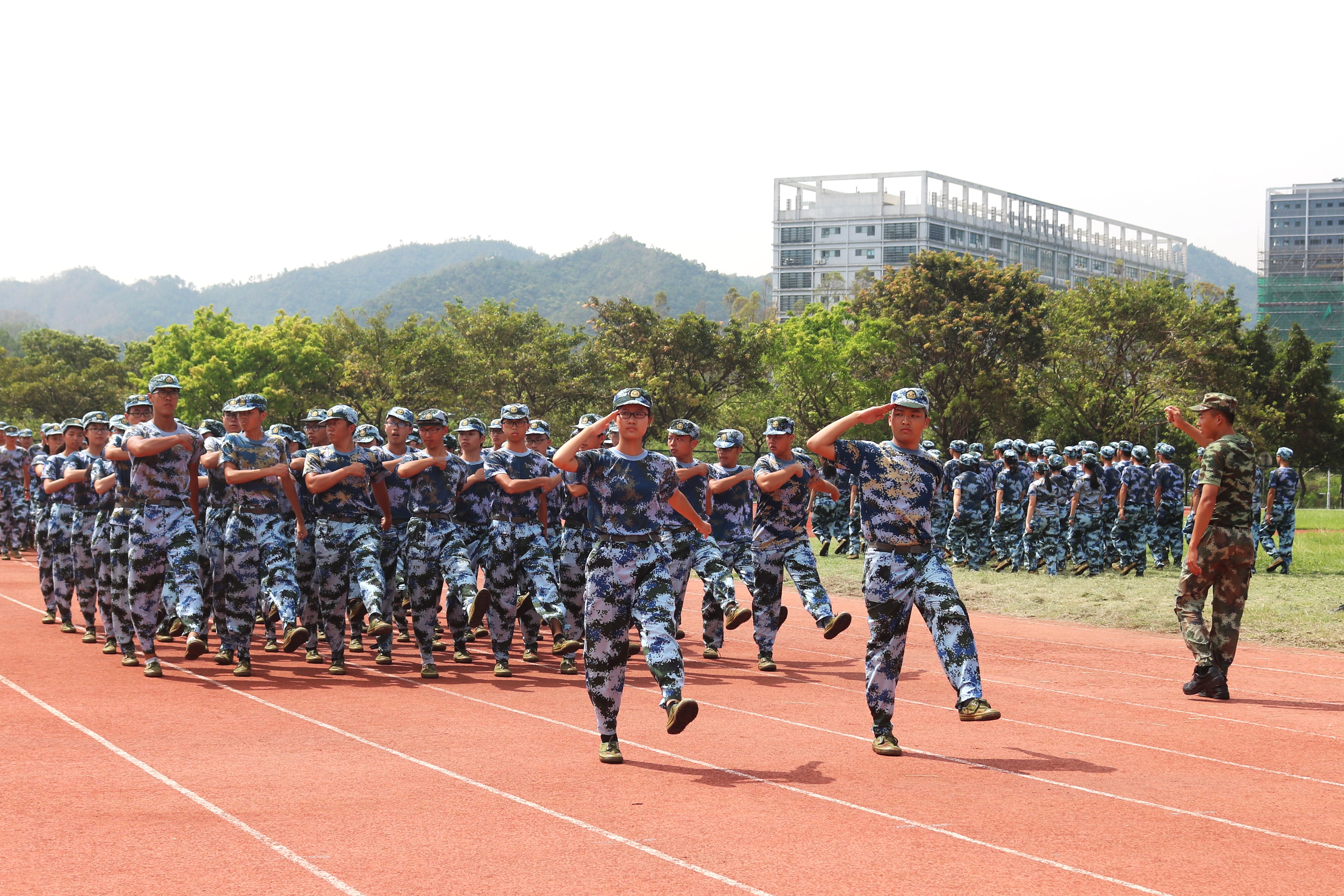 春风化雨·军训有你——我院领导、老师看望2017级军训新生